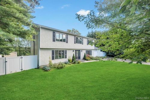 18 Stonehurst Ln, Dix Hills, NY, 11746-7932 | Card Image