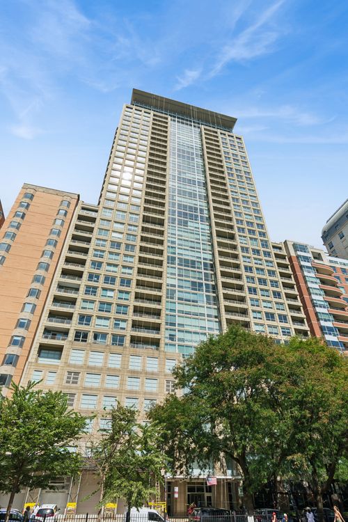 2206-250 E Pearson Street, Chicago, IL, 60611 | Card Image