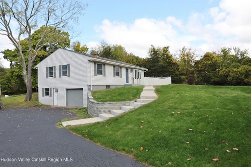 42 W Pine Road, Staatsburg, NY, 12580 | Card Image