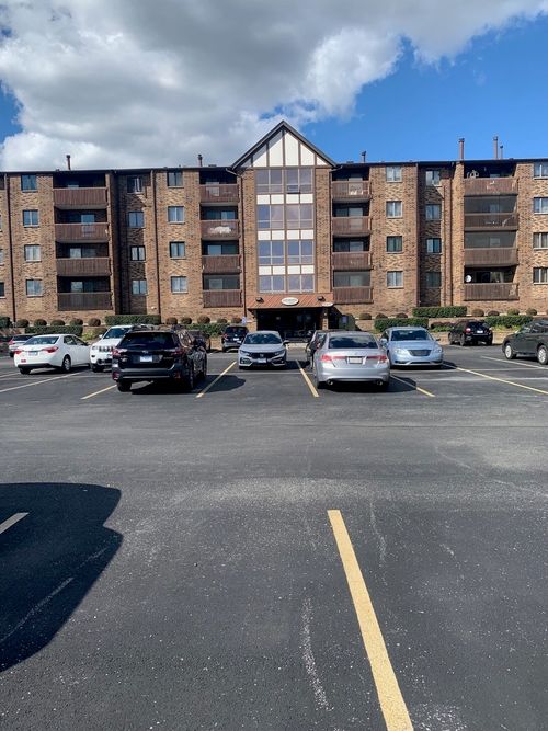 apt-22b-10420 Circle Dr, Oak Lawn, IL, 60453-6403 | Card Image