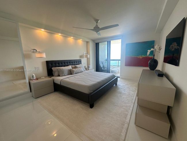APT-1907 - 2555 Collins Ave, Condo with 2 bedrooms, 2 bathrooms and null parking in Miami Beach FL | Image 7