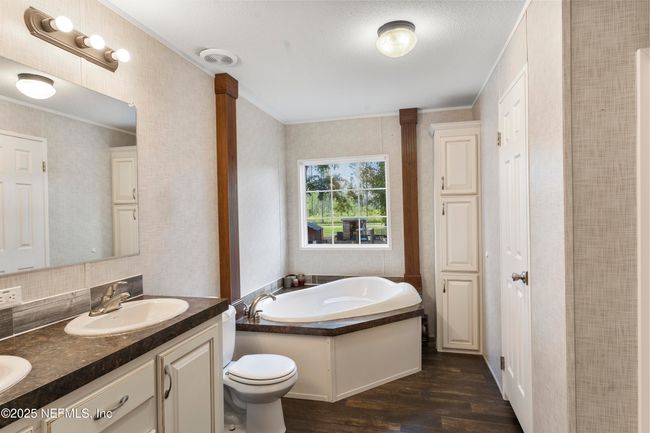 Owner's suite bath and shower seperate | Image 9
