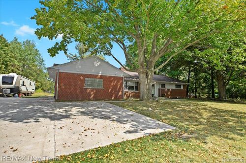 33266 Raphael Rd, Farmington Hills, MI, 48336-1792 | Card Image