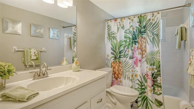 Guest bathroom. | Image 27