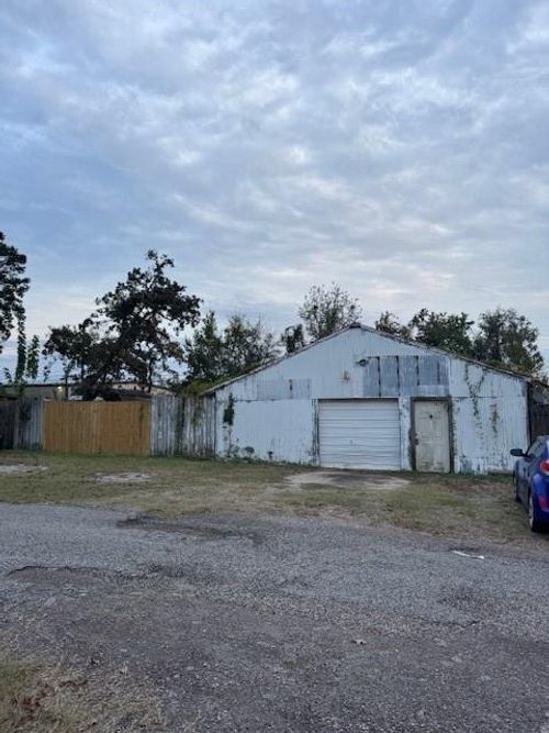 611 Northwood Dr, Conroe, TX, 77303-1756 | Card Image