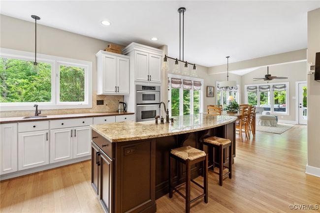 Quartz and granite counters | Image 9