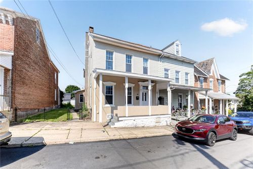 28 S 5th St, Emmaus, PA, 18049-3828 | Card Image