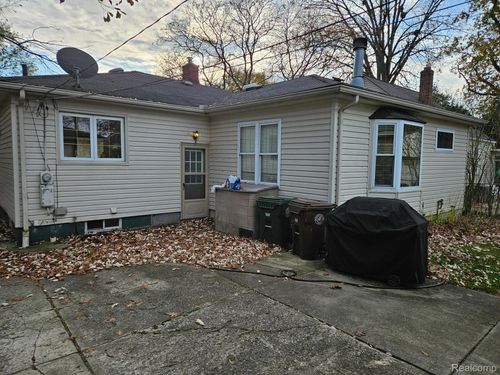2204 Roslyn Rd, Grosse Pointe Woods, MI, 48236-1073 | Card Image