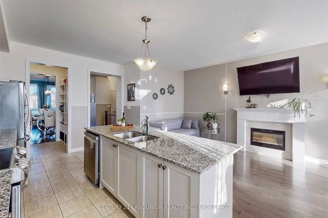 8 La Tache Cres, House attached with 4 bedrooms, 4 bathrooms and 4 parking in Markham ON | Image 6