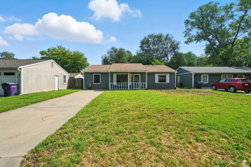 805 Brookwood Cir, Manhattan, KS, 66502-5561 | Card Image