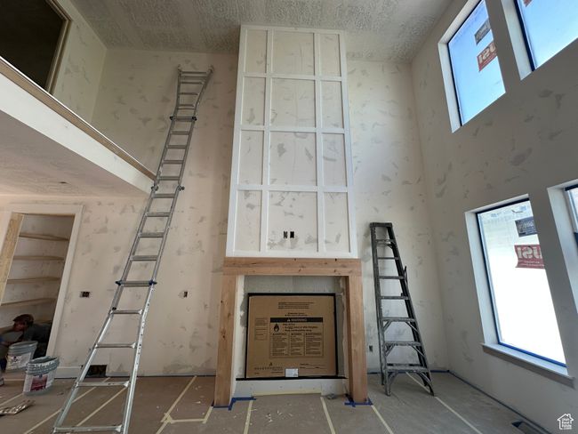 Stairway with a high ceiling | Image 7