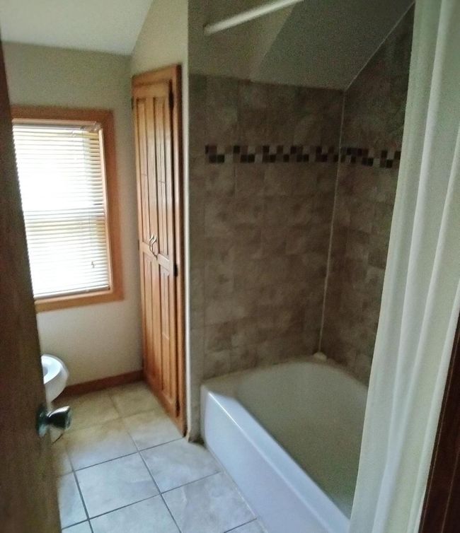 Upper Bathroom | Image 12