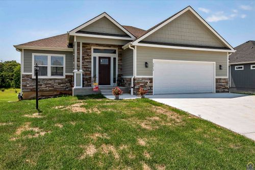 3213 Se Blazing Star Dr, Topeka, KS, 66609-1572 | Card Image
