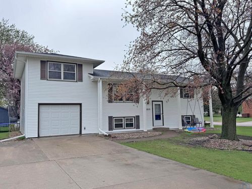 1212 Broadway St, Larchwood, IA, 51241-7769 | Card Image