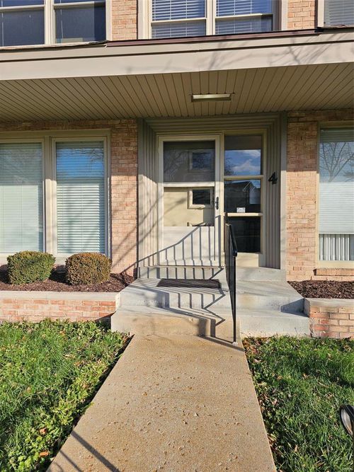 203-4 Delcrest Court, University City, MO, 63124 | Card Image