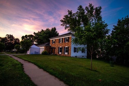 221 Brentwood Dr Ne, Cedar Rapids, IA, 52402-1611 | Card Image