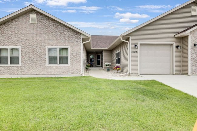 105 Community Dr, Condo with 3 bedrooms, 3 bathrooms and null parking in FALL RIVER WI | Image 46