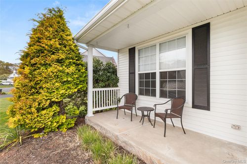 32 Willowbend Ln, Holtsville, NY, 11742-2574 | Card Image