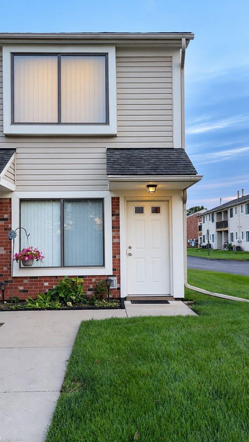 30787 Hidden Pines Ln, Roseville, MI, 48066-7309 | Card Image