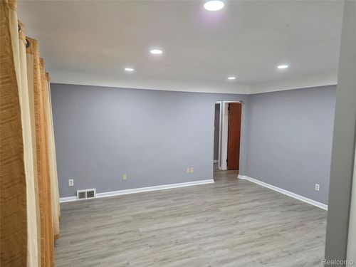 8960 Arnold, Redford, MI, 48239-1528 | Card Image