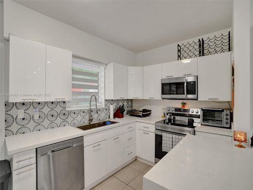 281 Ne 112th St, Miami, FL, 33161-7022 | Card Image