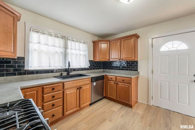 1647 37 Th St, House other with 3 bedrooms, 2 bathrooms and null parking in Rock Island IL | Image 17