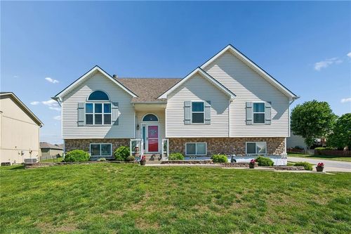 814 W 7th Ave, Kearney, MO, 64060-7659 | Card Image