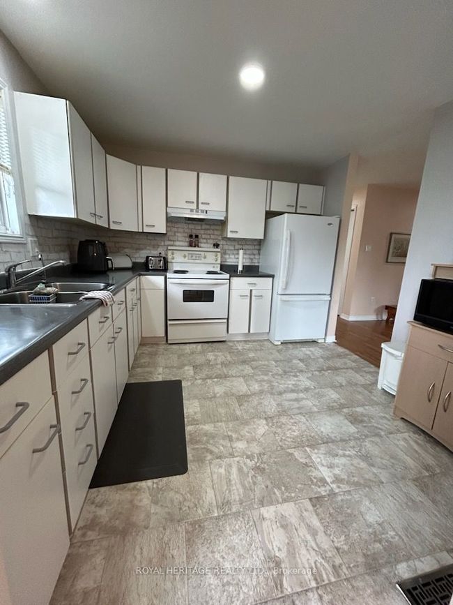 12 Juniper Crt, House other with 3 bedrooms, 2 bathrooms and 2 parking in Bobcaygeon ON | Image 6