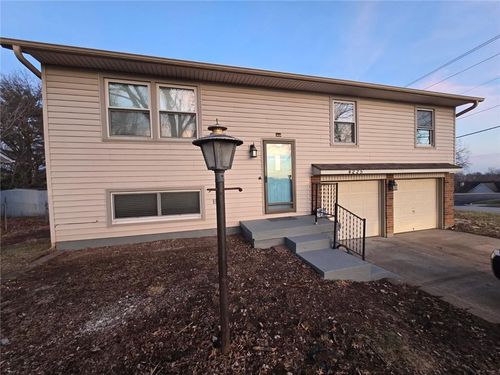 4225 S Milton Dr, Independence, MO, 64055-5431 | Card Image
