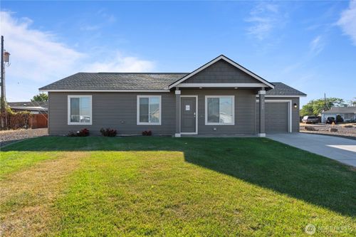 1325 Shaw St, Moses Lake, WA, 98837-3133 | Card Image