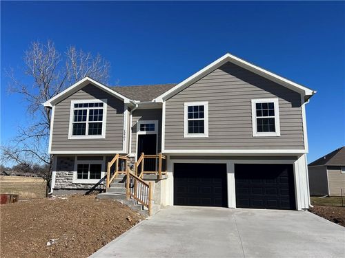 12701 Applewood Dr, Grandview, MO, 64030 | Card Image