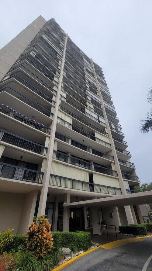 402-2425 Presidential Way, West Palm Beach, FL, 33401-1322 | Card Image