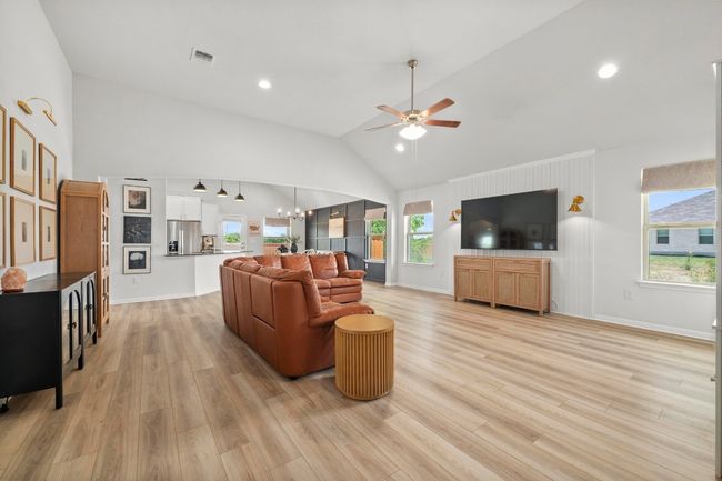 352 Backstays Loop, House other with 4 bedrooms, 3 bathrooms and 5 parking in Kyle TX | Image 6