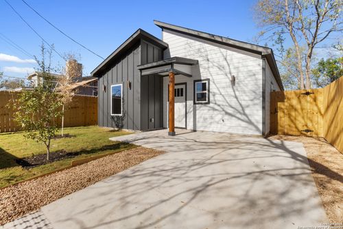 107 Calles St, San Antonio, TX, 78207-7619 | Card Image