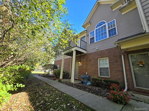 27248 Hidden Oaks Dr, Trenton, MI, 48183-3062 | Card Image