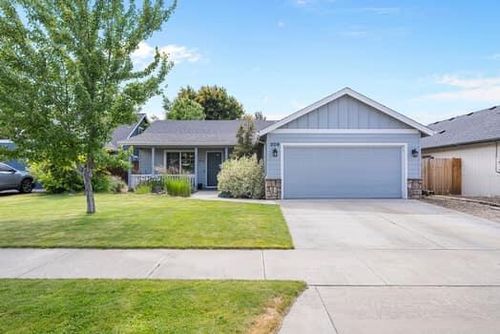 209 Nw 27th Ct, Redmond, OR, 97756-7215 | Card Image