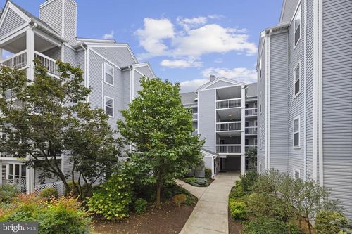 2-c2-3179 Summit Square Dr, OAKTON, VA, 22124-2868 | Card Image