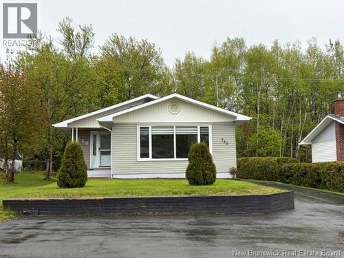 750 Parkwood St, Bathurst, NB, E2A4C3 | Card Image