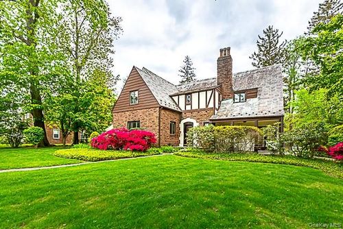 15 Mirrielees Rd, Great Neck, NY, 11021-2927 | Card Image
