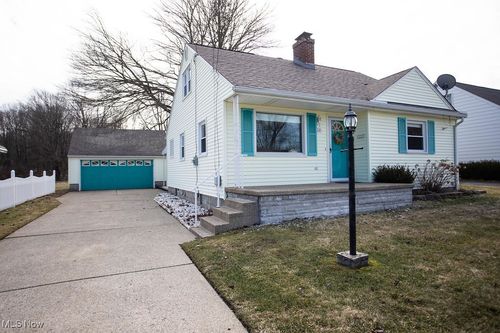 110 Grimm Heights Ave, Struthers, OH, 44471-2135 | Card Image
