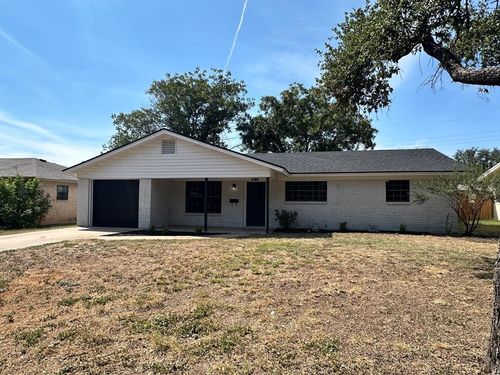 233 Robin Hood Trl, San Angelo, TX, 76901-4818 | Card Image