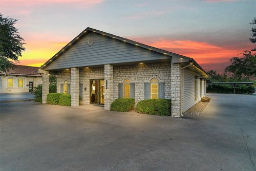 510 W Pearl St, Granbury, TX, 76048-2044 | Card Image