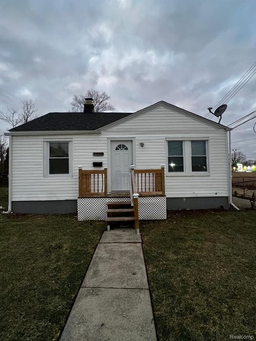 8695 Evergreen Ave, Detroit, MI, 48228-2923 | Card Image