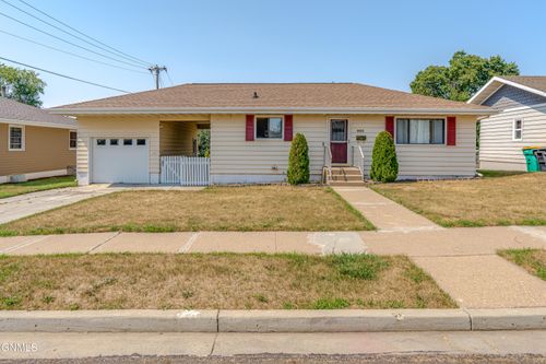 902 28th Street N, Bismarck, ND, 58501 | Card Image