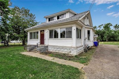 4982 Seneca Street, Home with 3 bedrooms, 2 bathrooms and null parking in West Seneca NY | Image 2