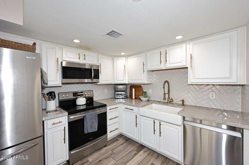 7831 E Rovey Ave, Scottsdale, AZ, 85250-4733 | Card Image