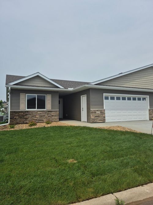 426 Fawn Run, Kenyon, MN, 55946-1422 | Card Image