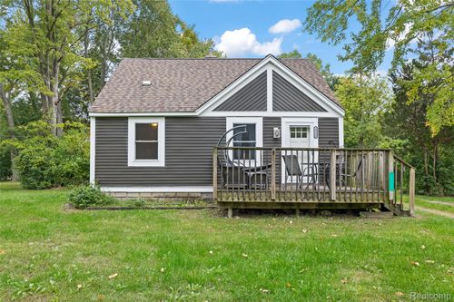 19590 Parkville St, Livonia, MI, 48152-2111 | Card Image