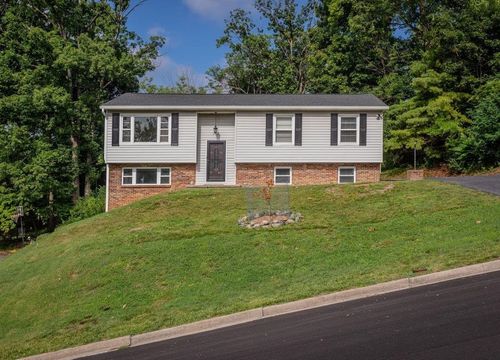 585 Hilltop Dr, Staunton, VA, 24401-4859 | Card Image
