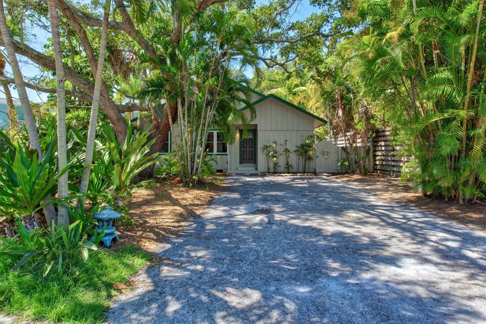 Avenida DE Mayo , Sarasota, FL 34242
